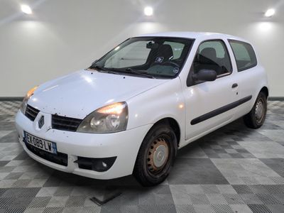 la photo d'une petite voiture blanche garée dans un garage