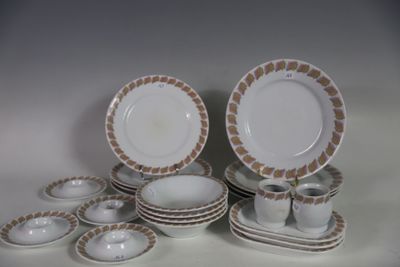 un grand nombre d'assiettes et de tasses posées sur une table