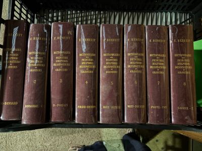 de nombreux livres qui se trouvent sur une étagère dans une boîte à livres