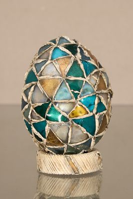une image représentant une boule de verre décorative posée sur une table