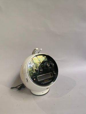 une horloge blanche posée sur une table