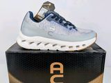 une boîte sur laquelle est posée une paire de baskets