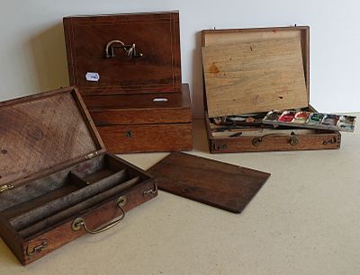 trois valises posées les unes à côté des autres sur une table