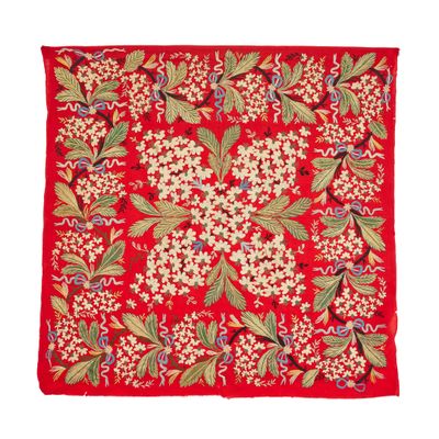 une banda rouge ornée d'un motif floral