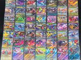 une grande collection de cartes Pokémon posée sur une table