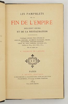 un livre ouvert dont la couverture représente une horloge