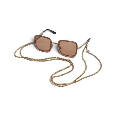 une paire de lunettes de soleil attachée par une chaîne, sur fond blanc