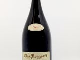 une bouteille de vin posée sur une table
