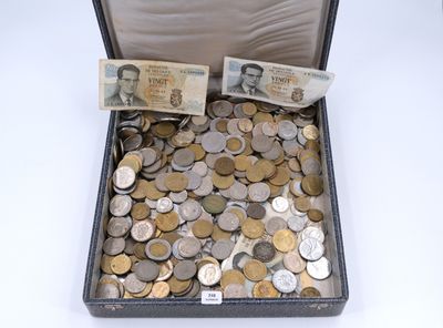 une valise remplie de pièces et de billets posée sur une table