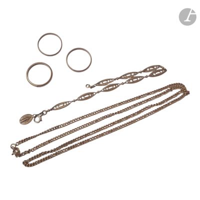 un gros plan d'une chaîne avec des maillons et une bague accrochée à celle-ci