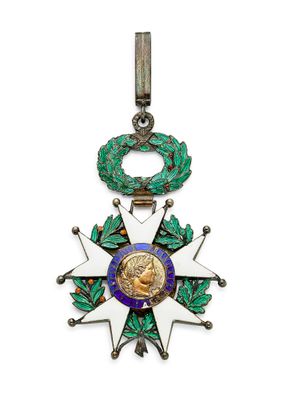 gros plan d'une médaille sur fond blanc