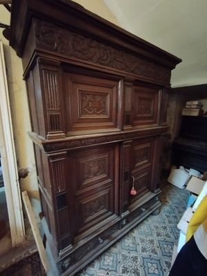 un grand meuble en bois dans le coin d'une pièce