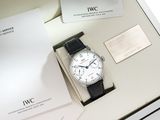 une boîte sur laquelle se trouvent une montre et une carte de visite