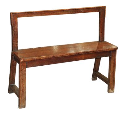un vieux banc en bois posé sur une surface blanche