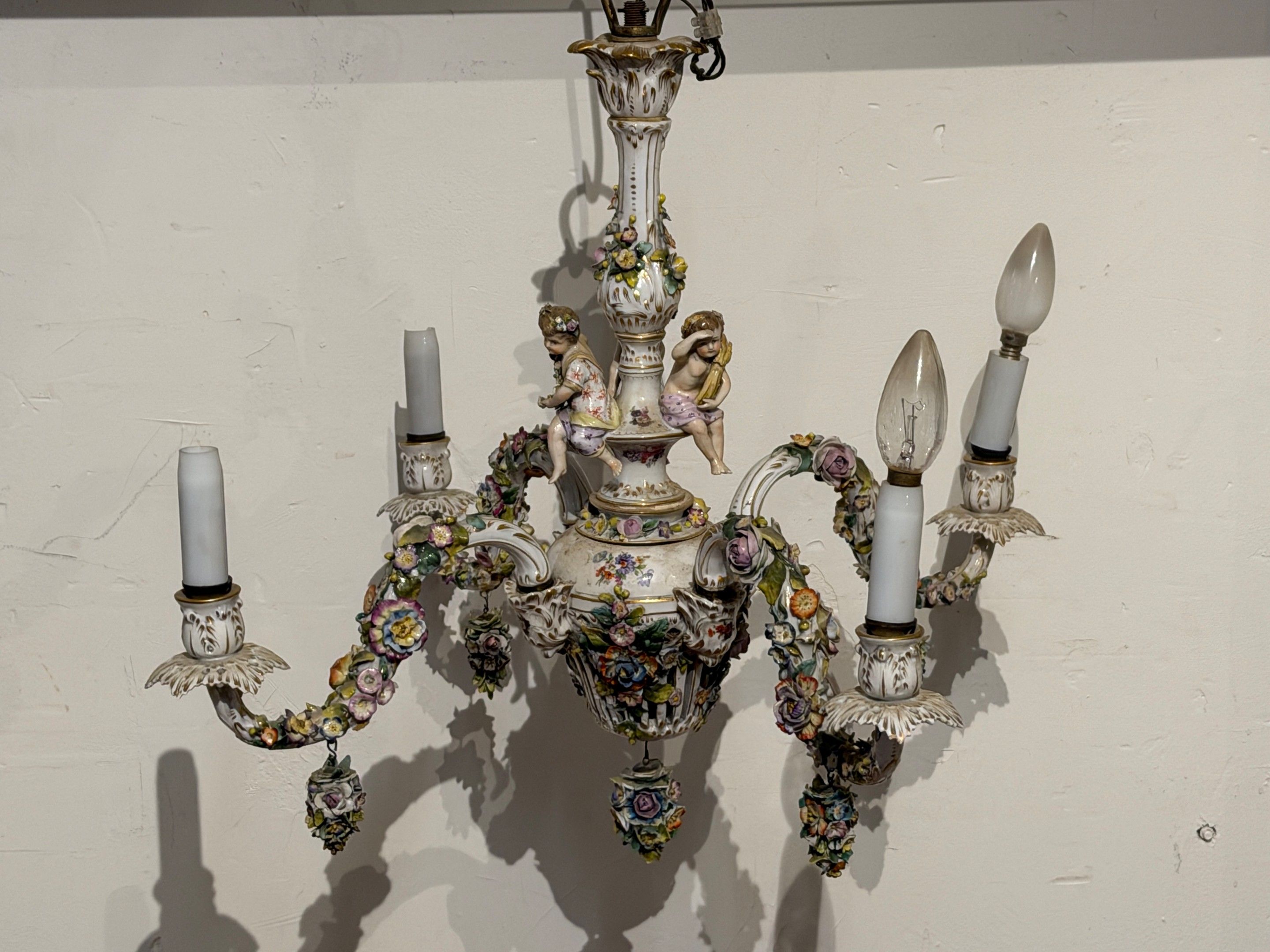 SAXE. Lustre en porcelaine emailéle polychrome à quatre bras…