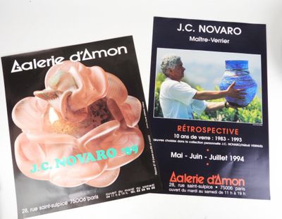 deux affiches posées sur une table, avec un homme tenant un vase