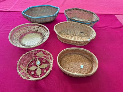 Cinq corbeilles en osier dont deux partiellement laqué bleu.