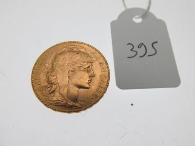 gros plan d'une pièce d'or portant une étiquette de prix