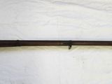 un vieux fusil est posé sur une feuille de papier