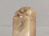 une image représentant une dent dans laquelle est enfoncée une brosse à dents