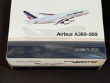 une boîte sur laquelle figure une maquette d'avion