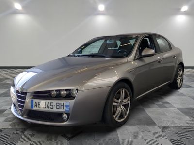 la photo d'une voiture argentée dans une pièce