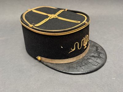 un chapeau noir orné d'un ruban doré