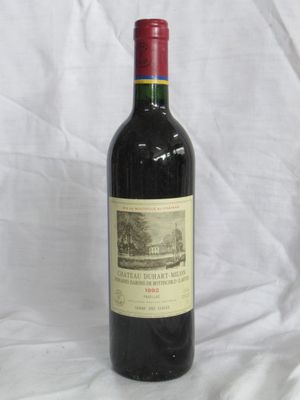 une bouteille de vin posée sur une table