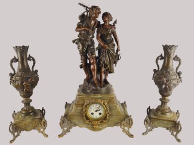 une horloge posée à côté de deux vases