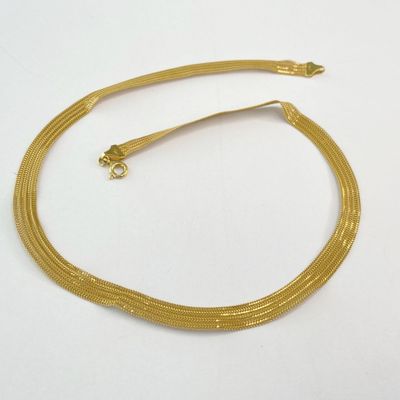 une photo d'un collier plaqué or avec une longue chaîne