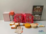 un grand nombre d'objets posés sur une table
