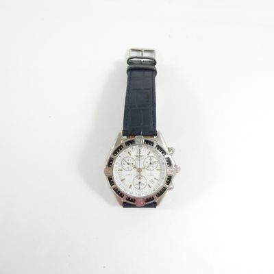 une photo d'une montre posée sur une surface blanche, avec un bracelet noir