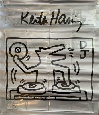 une affiche représentant un homme sur une platine