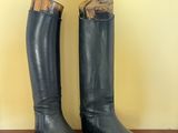 une paire de bottes noires posée sur une table