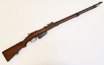 un fusil avec un canon en bois sur fond blanc