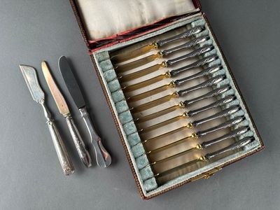 une boîte contenant un service d'argenterie