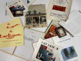 beaucoup de livres empilés les uns sur les autres sur une table