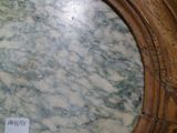 l'image d'une table en marbre sur laquelle est apposée une étiquette