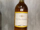 une bouteille de vin posée sur une table en verre
