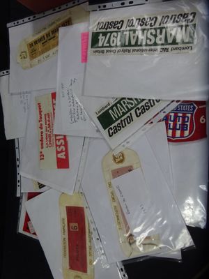une pile de courrier posée sur une table