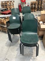 Lot de 35 chaises empilable verte, en l'état