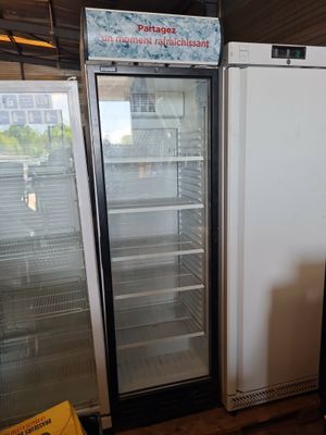 deux réfrigérateurs installés dans une pièce
