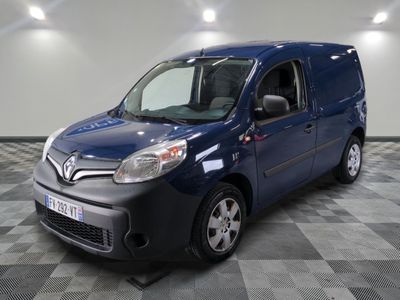 la photo d'une petite camionnette bleue garée dans un garage