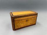une vieille boîte en bois munie d'une serrure à l'intérieur