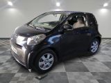 une petite voiture noire garée dans un garage