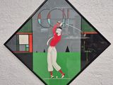 un tableau représentant un homme jouant au golf accroché au mur