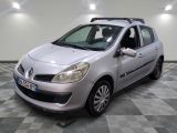 la photo d'une voiture argentée garée dans un garage