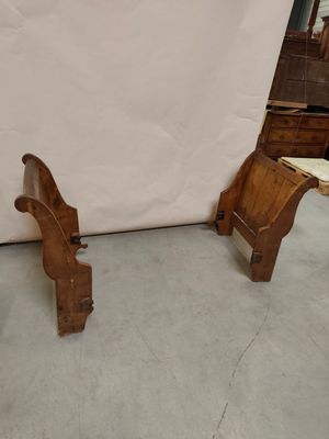 deux bancs en bois placés l'un à côté de l'autre dans une pièce