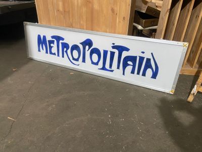 Enseigne « Métropolitain » sur fond plexiglass opaque transl…
