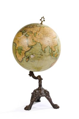 un globe antique posé sur un trépied, avec un fond blanc
